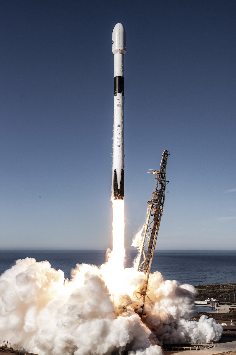 Falcon 9 — lift off